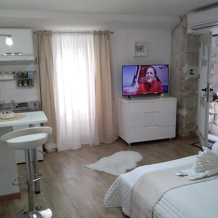 Private In Diocletians Palace *