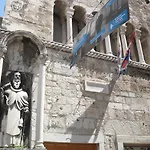 Private In Diocletians Palace Apartman